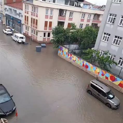 Ş­i­d­d­e­t­l­i­ ­y­a­ğ­ı­ş­ ­e­t­k­i­s­i­n­i­ ­g­ö­s­t­e­r­d­i­;­ ­B­u­r­s­a­’­d­a­ ­s­o­k­a­k­l­a­r­ ­g­ö­l­e­ ­d­ö­n­d­ü­